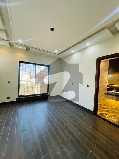 ایل ڈی اے ایوینیو لاہور میں 6 کمروں کا 10 مرلہ مکان 4.4 کروڑ میں برائے فروخت۔