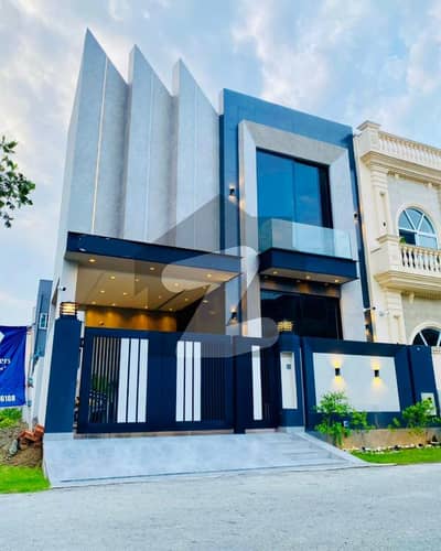 بحریہ ٹاؤن لاہور میں 3 کمروں کا 5 مرلہ مکان 1.8 کروڑ میں برائے فروخت۔