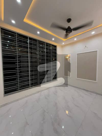 بحریہ ٹاؤن رفیع بلاک بحریہ ٹاؤن سیکٹر ای,بحریہ ٹاؤن,لاہور میں 5 کمروں کا 10 مرلہ مکان 1.3 لاکھ میں کرایہ پر دستیاب ہے۔