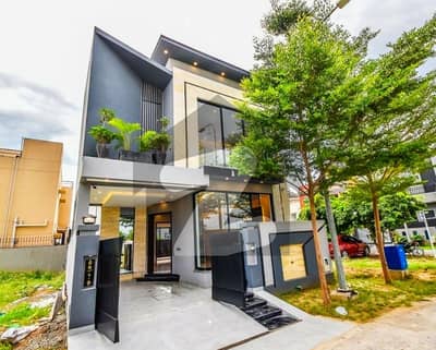 بحریہ ٹاؤن لاہور میں 3 کمروں کا 5 مرلہ مکان 1.9 کروڑ میں برائے فروخت۔