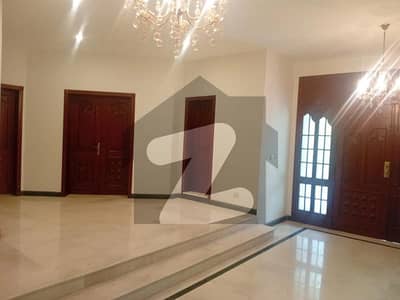 ڈی ایچ اے فیز 2 - بلاک آر فیز 2,ڈیفنس (ڈی ایچ اے),لاہور میں 7 کمروں کا 2 کنال مکان 14.9 کروڑ میں برائے فروخت۔