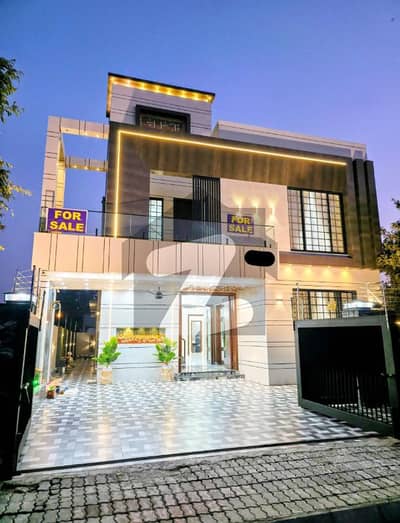 بحریہ ٹاؤن لاہور میں 5 کمروں کا 10 مرلہ مکان 3.2 کروڑ میں برائے فروخت۔