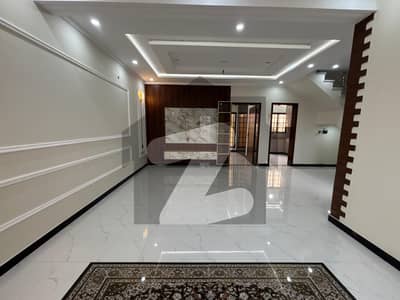 بحریہ نشیمن لاہور میں 5 کمروں کا 8 مرلہ مکان 2.5 کروڑ میں برائے فروخت۔