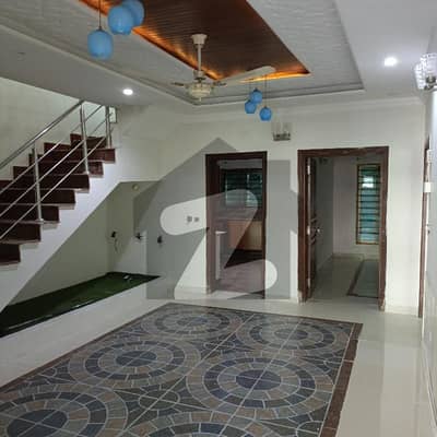 بحریہ ٹاؤن فیز 8 بحریہ ٹاؤن راولپنڈی,راولپنڈی میں 5 کمروں کا 7 مرلہ مکان 75.0 ہزار میں کرایہ پر دستیاب ہے۔