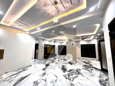 بحریہ ٹاؤن فیز 8 - عثمان ڈی بلاک بحریہ ٹاؤن فیز 8 ۔ سفاری ویلی,بحریہ ٹاؤن فیز 8,بحریہ ٹاؤن راولپنڈی,راولپنڈی میں 6 کمروں کا 1 کنال مکان 3.75 لاکھ میں کرایہ پر دستیاب ہے۔ بحریہ ٹاؤن فیز 8 - عثمان ڈی بلاک بحریہ ٹاؤن فیز 8 ۔ سفاری ویلی,بحریہ ٹاؤن فیز 8,بحریہ ٹاؤن راولپنڈی,راولپنڈی میں 6 کمروں کا 1 کنال مکان 3.75 لاکھ میں کرایہ پر دستیاب ہے۔