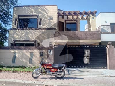 بحریہ ٹاؤن سیکٹر B بحریہ ٹاؤن,لاہور میں 5 کمروں کا 10 مرلہ مکان 1.5 لاکھ میں کرایہ پر دستیاب ہے۔