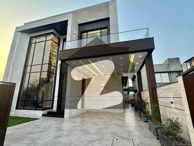 بحریہ ٹاؤن سیکٹر ای بحریہ ٹاؤن,لاہور میں 5 کمروں کا 10 مرلہ مکان 3.05 کروڑ میں برائے فروخت۔