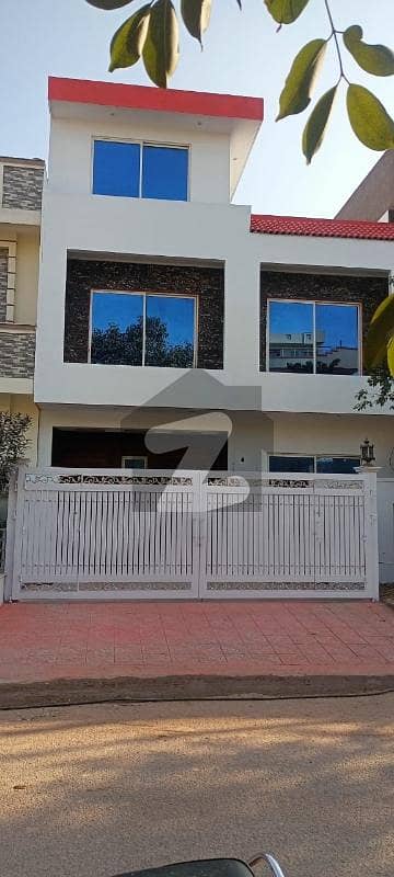 جی ۔ 13/2 جی ۔ 13,اسلام آباد میں 4 کمروں کا 4 مرلہ مکان 3.5 کروڑ میں برائے فروخت۔