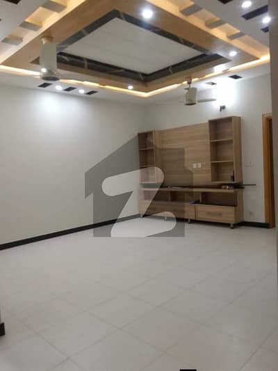 ای ۔ 11 اسلام آباد میں 3 کمروں کا 10 مرلہ بالائی پورشن 1.35 لاکھ میں برائے فروخت۔