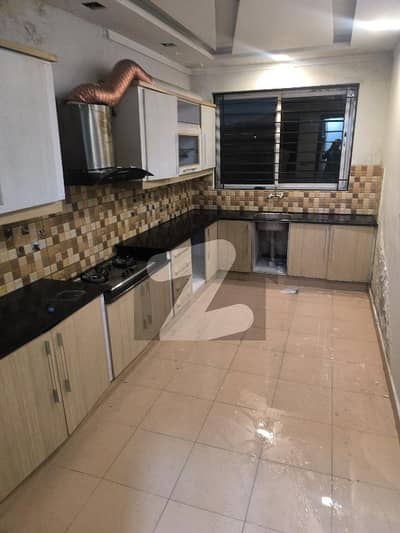 2 bedrooms & 3 bathrooms D TV lounge & kitchen