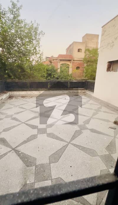 جوہر ٹاؤن لاہور میں 6 کمروں کا 1 کنال مکان 2.75 لاکھ میں کرایہ پر دستیاب ہے۔ جوہر ٹاؤن لاہور میں 6 کمروں کا 1 کنال مکان 2.75 لاکھ میں کرایہ پر دستیاب ہے۔