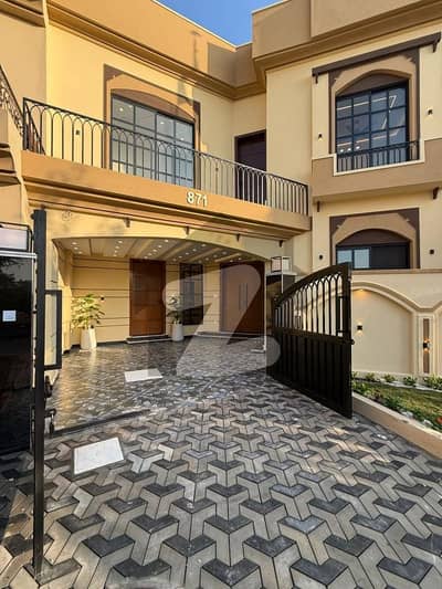 بحریہ ٹاؤن فیز 8 ۔ رفیع بلاک بحریہ ٹاؤن فیز 8,بحریہ ٹاؤن راولپنڈی,راولپنڈی میں 5 کمروں کا 10 مرلہ مکان 4.9 کروڑ میں برائے فروخت۔