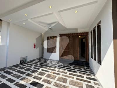 ڈی ایچ اے ڈیفینس فیز 2 ڈی ایچ اے ڈیفینس,اسلام آباد میں 5 کمروں کا 10 مرلہ مکان 7.75 کروڑ میں برائے فروخت۔ ڈی ایچ اے ڈیفینس فیز 2 ڈی ایچ اے ڈیفینس,اسلام آباد میں 5 کمروں کا 10 مرلہ مکان 7.75 کروڑ میں برائے فروخت۔