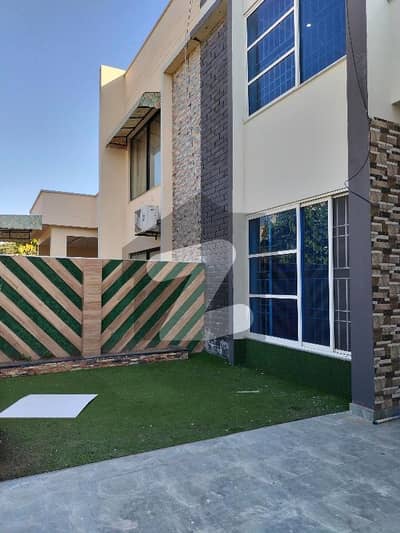 بش ایگزیکٹو ولاز ملتان میں 5 کمروں کا 10 مرلہ مکان 1.3 لاکھ میں کرایہ پر دستیاب ہے۔