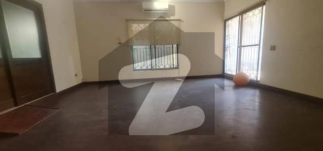 سِی ویو اپارٹمنٹس کراچی میں 3 کمروں کا 12 مرلہ فلیٹ 7.5 کروڑ میں برائے فروخت۔