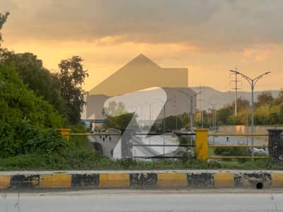 مارگلہ انکلیو مارگلہ ایونیو,اسلام آباد میں 1 کنال رہائشی پلاٹ 6.5 کروڑ میں برائے فروخت۔