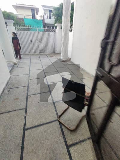 10MARLA FULL HOUSE AVAILABLE FOR RENT IN MODEL TOWN