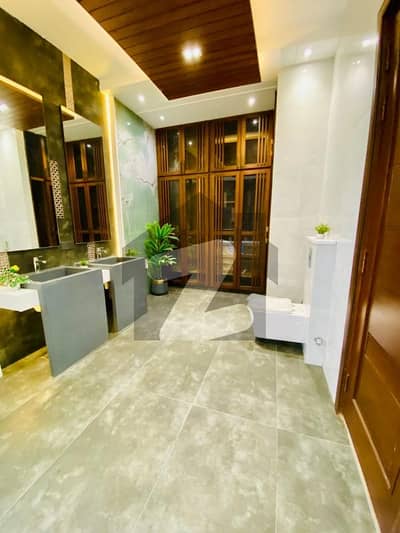 ڈی ایچ اے فیز 8 ڈی ایچ اے ڈیفینس,کراچی میں 6 کمروں کا 1 کنال مکان 23.0 کروڑ میں برائے فروخت۔