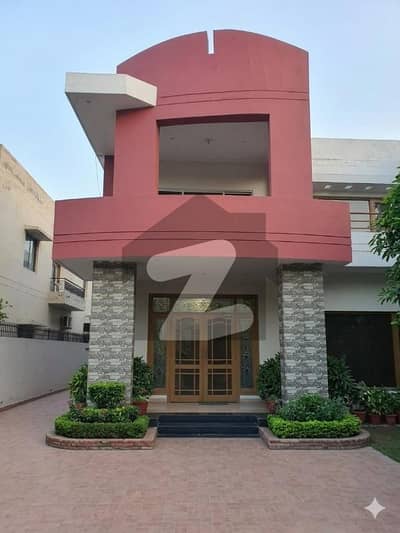 بحریہ ٹاؤن سفاری ولاز بحریہ ٹاؤن سیکٹر B,بحریہ ٹاؤن,لاہور میں 3 کمروں کا 5 مرلہ مکان 1.65 کروڑ میں برائے فروخت۔