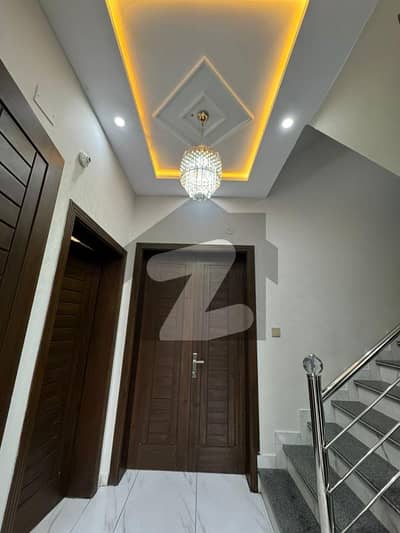10 MARLA BRAND NEW LUXURY HOUSE FOR SALE NEAR TO PARK