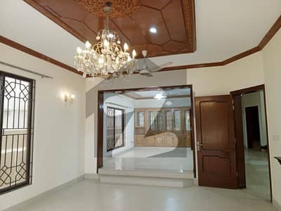 ایف ۔ 10 اسلام آباد میں 9 کمروں کا 1 کنال مکان 7.0 لاکھ میں کرایہ پر دستیاب ہے۔