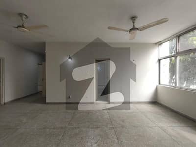 عسکری 1 عسکری,لاہور میں 3 کمروں کا 10 مرلہ فلیٹ 1.1 لاکھ میں کرایہ پر دستیاب ہے۔