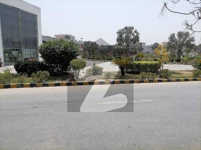 فور سِیزن ہاؤسنگ فیصل آباد میں 3 مرلہ رہائشی پلاٹ 60.0 لاکھ میں برائے فروخت۔