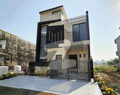 ڈی ۔ 12 اسلام آباد میں 3 کمروں کا 5 مرلہ مکان 7.5 کروڑ میں برائے فروخت۔