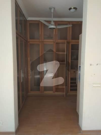 کینٹ لاہور میں 5 کمروں کا 1 کنال مکان 4.0 لاکھ میں کرایہ پر دستیاب ہے۔