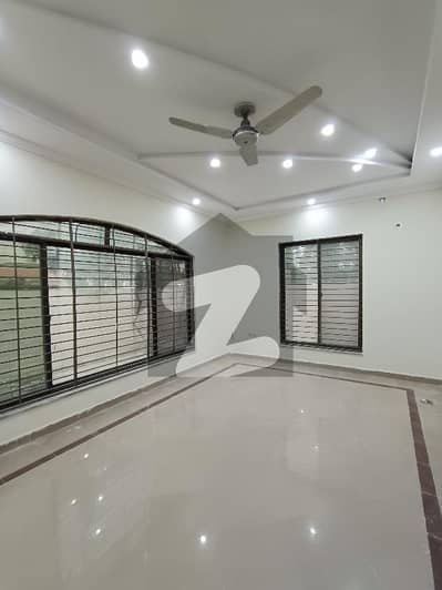 ای ایم ای سوسائٹی لاہور میں 7 کمروں کا 1 کنال مکان 3.2 لاکھ میں کرایہ پر دستیاب ہے۔