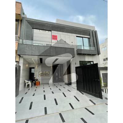 ایل ڈی اے ایوینیو لاہور میں 6 کمروں کا 10 مرلہ مکان 3.8 کروڑ میں برائے فروخت۔