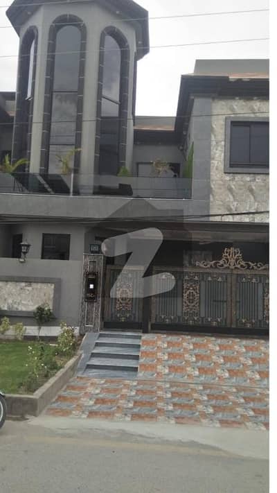 فارمانئیٹس ہاؤسنگ سکیم لاہور میں 6 کمروں کا 10 مرلہ مکان 4.6 کروڑ میں برائے فروخت۔