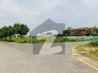 ڈی ایچ اے فیز 7 - بلاک کیو فیز 7,ڈیفنس (ڈی ایچ اے),لاہور میں 1 کنال رہائشی پلاٹ 3.25 کروڑ میں برائے فروخت۔