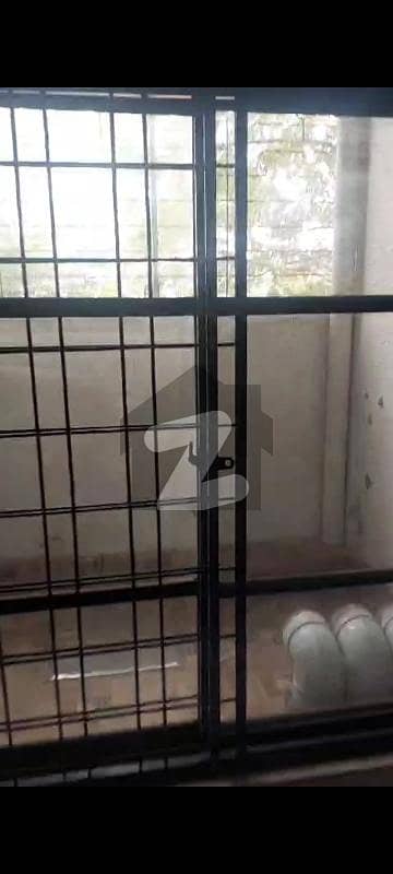 8 Marla 3 bedroom k sath ground floor flat available for rent in Habib Rafeeq project .