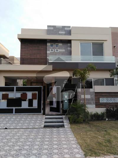 7-Marla Luxury Modern House For Sale At Hot Location Near Park Goal Market