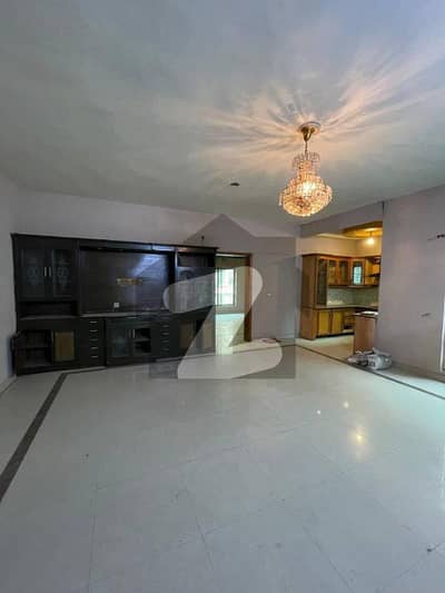 جوہر ٹاؤن لاہور میں 5 کمروں کا 1 کنال مکان 2.9 لاکھ میں کرایہ پر دستیاب ہے۔