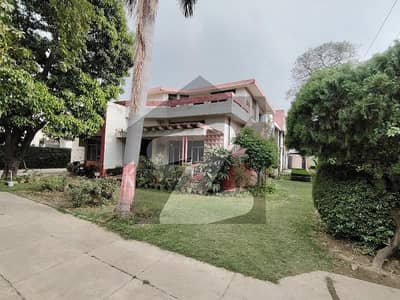 Most desirous location in Cantt. The only non-through traffic street and highly safe & secure. Genuine buyers only, please no Brokers.