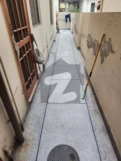 جوہر ٹاؤن لاہور میں 4 کمروں کا 10 مرلہ مکان 1.8 لاکھ میں کرایہ پر دستیاب ہے۔