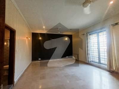 آئی ۔ 8/2 آئی ۔ 8,اسلام آباد میں 3 کمروں کا 14 مرلہ بالائی پورشن 1.6 لاکھ میں کرایہ پر دستیاب ہے۔