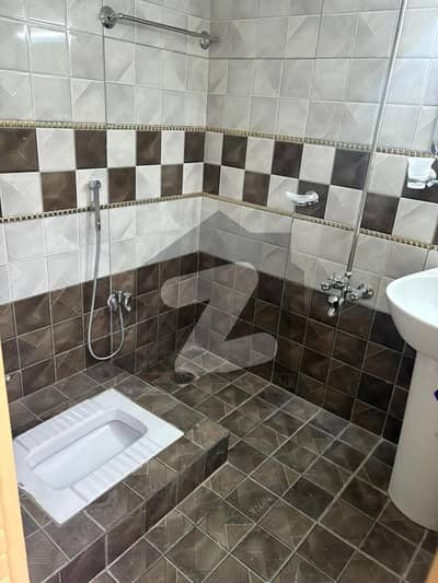 حیات آباد فیز 3 حیات آباد,پشاور میں 8 کمروں کا 10 مرلہ مکان 5.0 کروڑ میں برائے فروخت۔