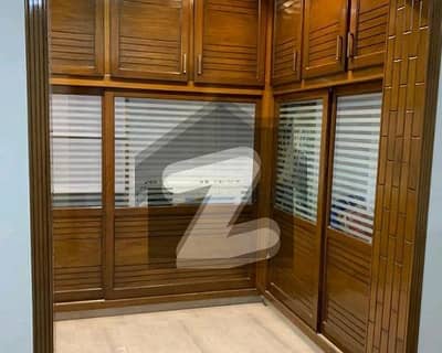 خیابانِ گارڈنز فیصل آباد میں 5 کمروں کا 1 کنال مکان 8.5 کروڑ میں برائے فروخت۔