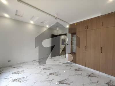 بحریہ ٹاؤن فیز 8 بحریہ ٹاؤن راولپنڈی,راولپنڈی میں 5 کمروں کا 10 مرلہ مکان 1.65 لاکھ میں کرایہ پر دستیاب ہے۔