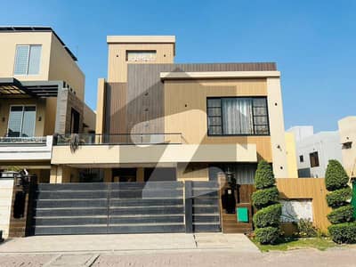 بحریہ ٹاؤن سیکٹر ای بحریہ ٹاؤن,لاہور میں 5 کمروں کا 10 مرلہ مکان 3.5 کروڑ میں برائے فروخت۔