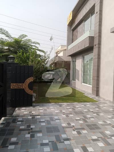 ڈی ایچ اے فیز 8 سابقہ ایئر ایوینیو ڈی ایچ اے فیز 8,ڈی ایچ اے ڈیفینس,لاہور میں 5 کمروں کا 1 کنال مکان 7.9 کروڑ میں برائے فروخت۔