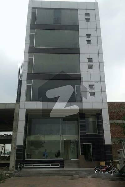 6-MARLA COMMERCIAL BUILDING AVAILABLE FOR RENT FACING PARK