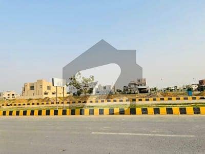 ڈی ایچ اے فیز 8 - بلاک یو فیز 8,ڈیفنس (ڈی ایچ اے),لاہور میں 1 کنال رہائشی پلاٹ 7.0 کروڑ میں برائے فروخت۔