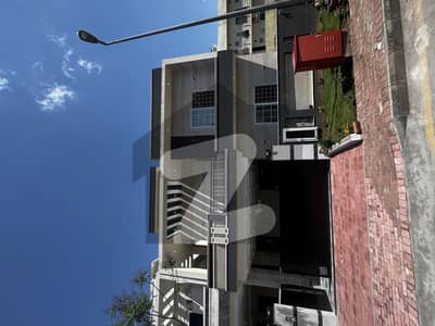 بحریہ انکلیو بحریہ ٹاؤن,اسلام آباد میں 5 کمروں کا 10 مرلہ مکان 5.5 کروڑ میں برائے فروخت۔