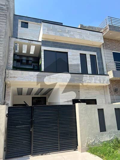 لیک سٹی رائیونڈ روڈ,لاہور میں 3 کمروں کا 5 مرلہ مکان 2.45 کروڑ میں برائے فروخت۔