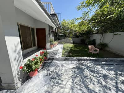 ایف ۔ 7 اسلام آباد میں 4 کمروں کا 1 کنال مکان 9.5 لاکھ میں کرایہ پر دستیاب ہے۔