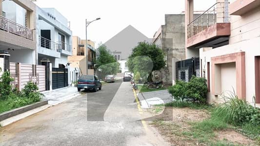 5 MARLA ONGROUND MOST BEAUTIFUL PRIME LOCATION RESIDENTIAL PLOT FOR SALE IN NEW LAHORE CITY PH 4 .